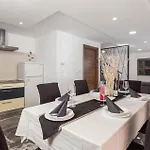 Prázdninový dům 3 Bedroom Lovely In *