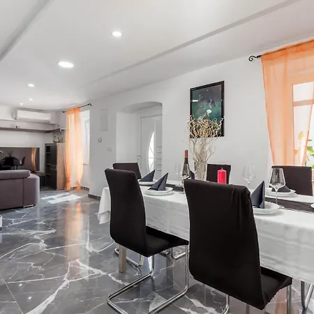 3 Bedroom Awesome In Prázdninový dům