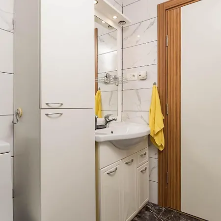 3 Bedroom Awesome In Prázdninový dům Jurdani