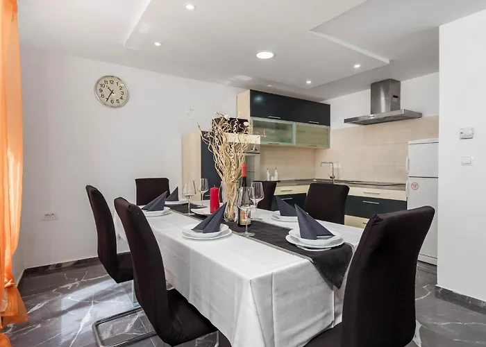 3 Bedroom Awesome In Dom wakacyjny Jurdani