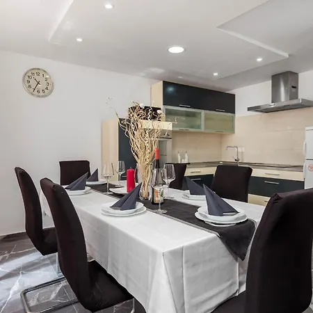 3 Bedroom Lovely In Ferienhaus Jurdani